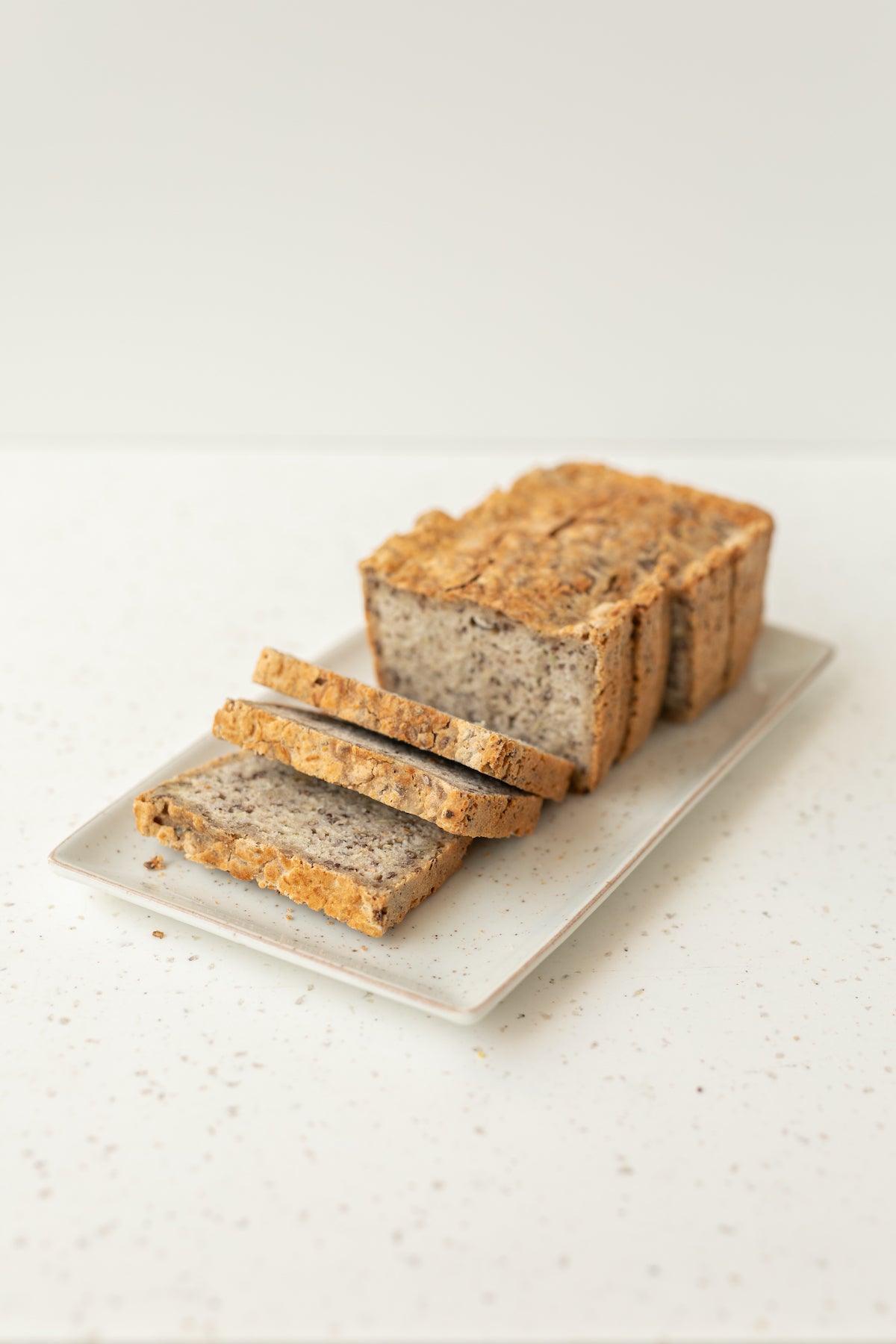 ons huisgemaakte glutenvrij brood met pitten en zaden