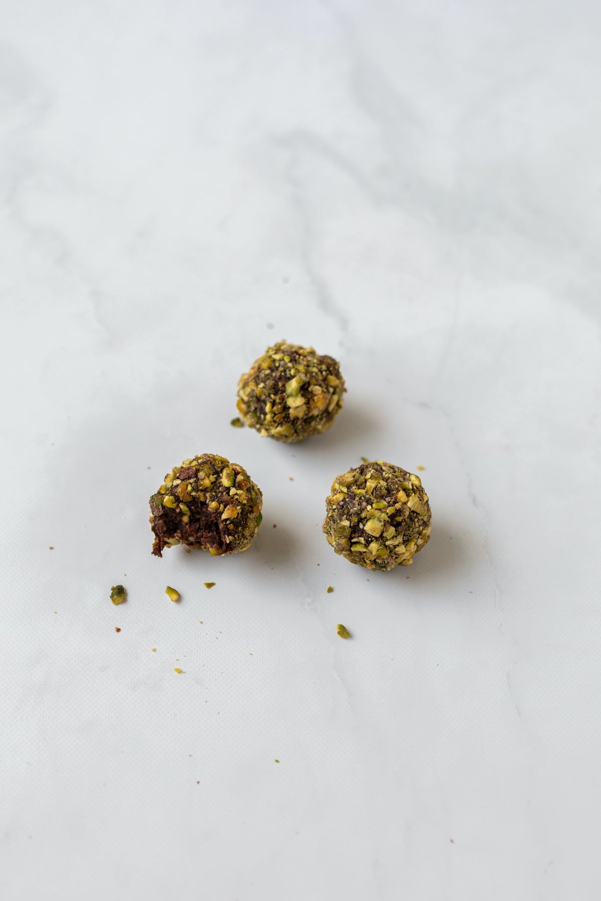 dadeltruffels in de smaken pistache, cacaonibs en kokos