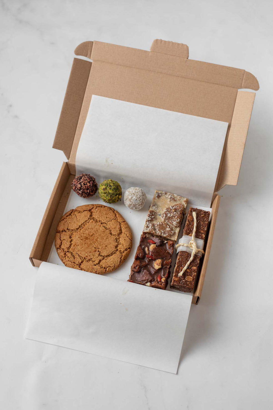 giftbox gevuld met ginger cookie, 3x truffels, 2x rocky road en choco haverreep